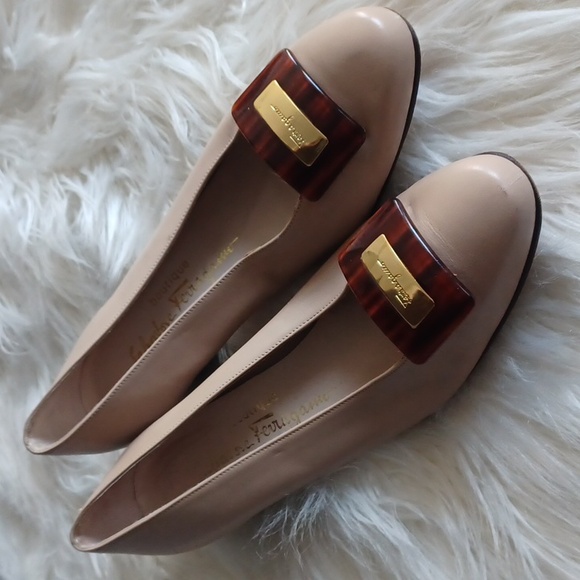 Salvatore Ferragamo Shoes - Vintage Salvatore Ferragamo Beige Leather Pumps